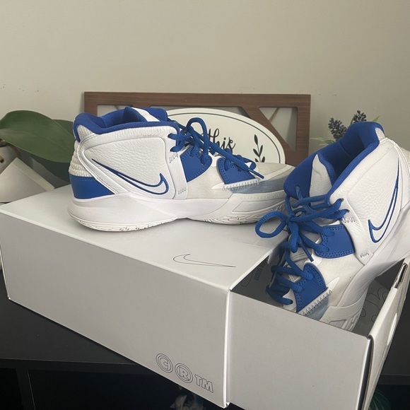 Kyrie (basketball shoe) - Picture 2 of 2